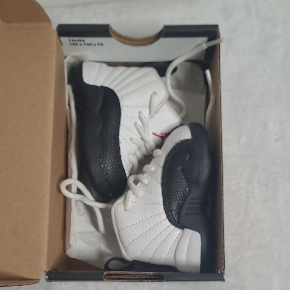 Jordan White and Black Sneakers Classic Basketball Design - Picture 8 of 8